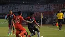 Kapten tim Pelita Bandung Raya, Bambang Pamungkas (kanan), mencoba melewati kawalan dua pemain Persija Jakarta saat berlaga di Stadion GBK, (14/8/2014). (Liputan6.com/Helmi Fithriansyah) 