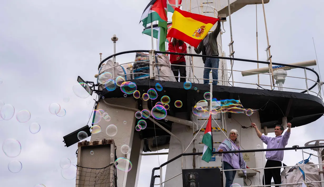 Bertajuk "We Rise", acara pelepasan diisi dengan festival budaya, doa bersama, dan orasi dari berbagai tokoh internasional, aktivis lingkungan seperti Greta Thunberg, hingga lembaga kemanusiaan global. Tampak dalam foto, para aktivis memasang bendera Spanyol dan Palestina di atas kapal-kapal menjelang keberangkatan Armada Global Sumud yang direncanakan menuju Gaza, di Barcelona, Spanyol, Minggu, 12 April 2026. (AP Photo/Joan Mateu Parra)
