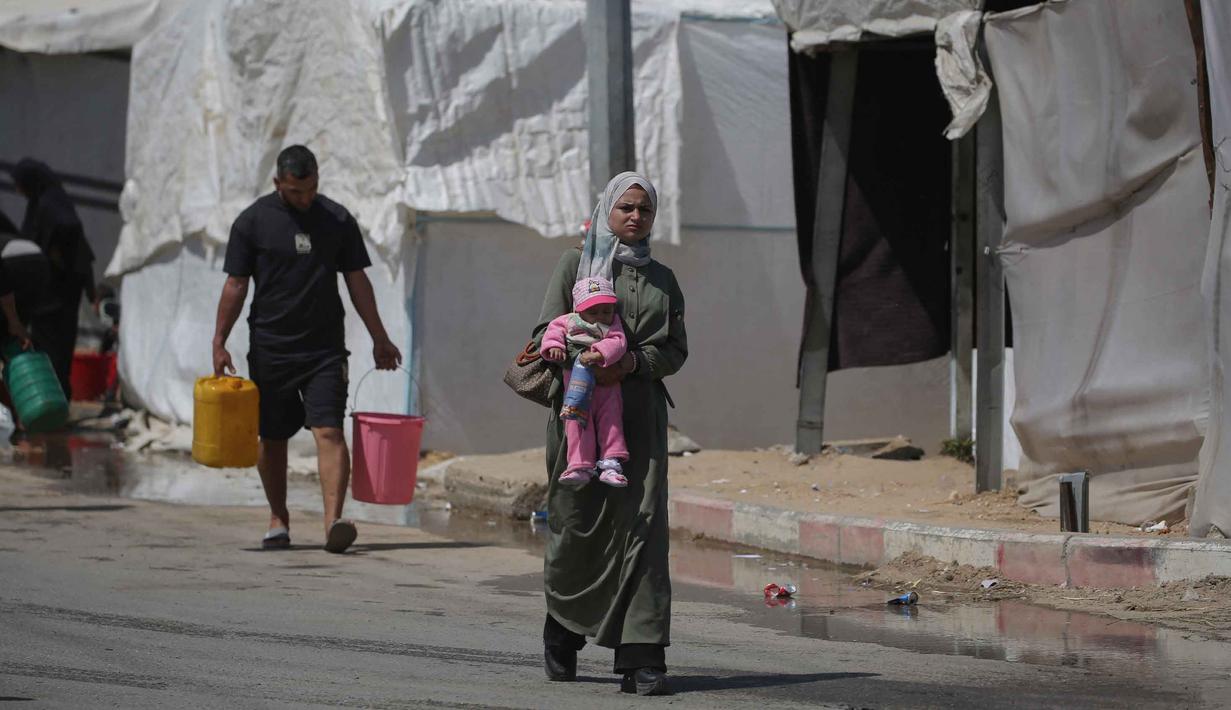 Di beberapa lokasi yang padat pengungsi, jatah air harian merosot tajam menjadi hanya 1,5 hingga 3 liter per orang per hari. Tampak dalam foto, warga mengambil air minum di kamp pengungsi Bureij, Jalur Gaza Tengah pada 28 April 2026. (Eyad Baba/AFP)