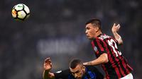 Ivan Perisic (bawah) saat berduel dengan bek AC Milan, Romagnoli (MARCO BERTORELLO / AFP)