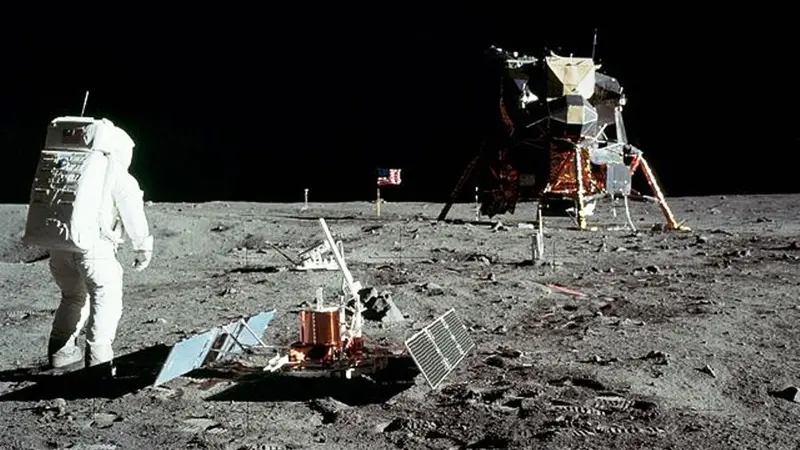 Misi Apollo 11 di permukaa Bulan