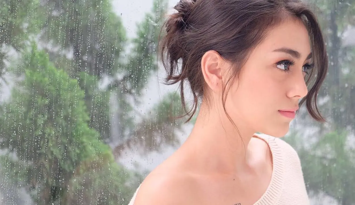 Paras cantik dan tubuh ideal, tak heran jika pemilik nama lengkap Celine Evangelista Monika Maureen Ricci ini sellu cocok dengan outfit apapun. Salah satunya off-shoulder. (Liputan6.com/IG/@celine_evangelista)