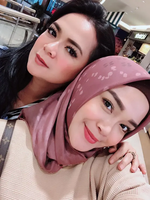 Sering Dikira Kembar, Ini 7 Potret Kebersamaan Shezy dan Sheza Idris