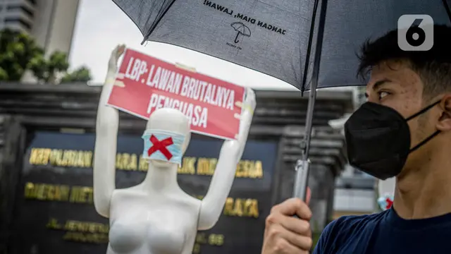 Manekin Penuhi Halaman Polda Metro Jaya