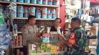Personel Polri dan TNI mengecek penjualan bahan-bahan mudah meledak di toko kimia di Kota Malang&nbsp;pada Kamis, 23 Februari 2023 (Humas Polresta Malang Kota)&nbsp;