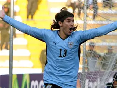 Uruguayan player Sebastian Abreu celebrates scoring the team&#039;s second goal against Chile during their FIFA World Cup South Africa-2010 qualifier football match in Montevideo 18 November 2007. AFP PHOTO / Miguel ROJO
