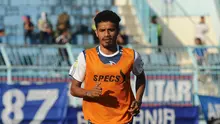 Alfin Tuasalamony saat berlatih bersama Arema FC. (Bola.com/Iwan Setiawan)