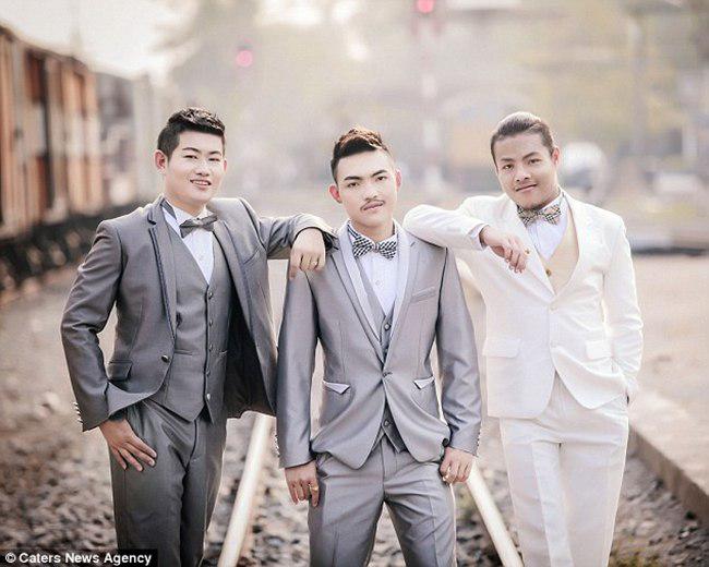 Mereka bukan grup boy band baru, namun, trio pasangan yang baru saja menikah | foto: copyright dailymail.co.uk