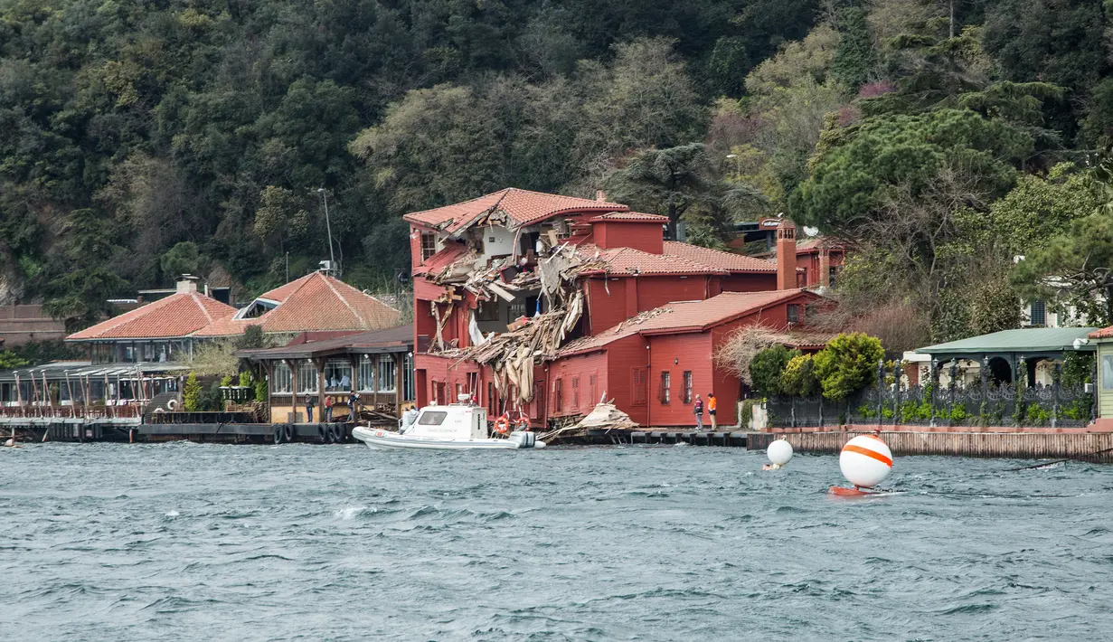 Pemandangan di sekitar gedung bersejarah yang rusak akibat kecelakaan kapal tanker di pantai Bosphorus, Istanbul, Turki (7/4). Gedung Hekimbasi Salih Efendi itu rusak berat usai ditabrak kapal tanker. (AFP Photo/Gurcan Ozturk)