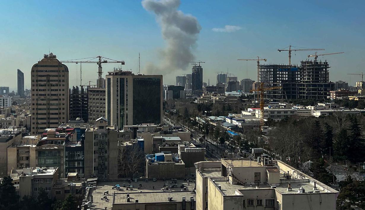 Kepulan asap membubung setelah ledakan yang dilaporkan terjadi di Teheran, Iran, pada 28 Februari 2026. Dua ledakan keras terdengar di Teheran, Iran, pada 28 Februari 2026 pagi hari. (Foto oleh AFP)