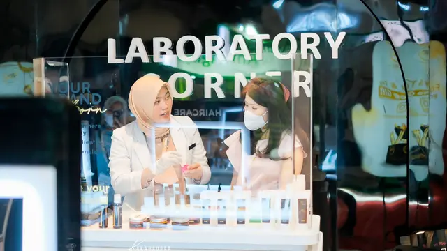 Suasana ajang Cosmosbeaute Indonesia 2022 di Jakarta, Oktober 2022, yang diikuti perusahaan selebgram Rizky Ananda Musa dan Michael Simon. (Foto: Dok. Koleksi Pribadi Rizky Ananda Musa)