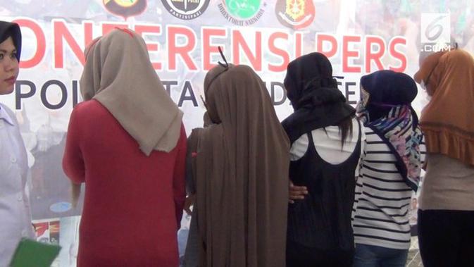 Video Ini Tarif Prostitusi Online Di Serambi Mekah News Liputan6 Com Serambi fashion adalah online shop terpercaya yang berdiri mulai tahun 2009 dimana awalnya bernama sundanese scarf yang hanya menjual hijab dan asesorisnya. ini tarif prostitusi online di serambi