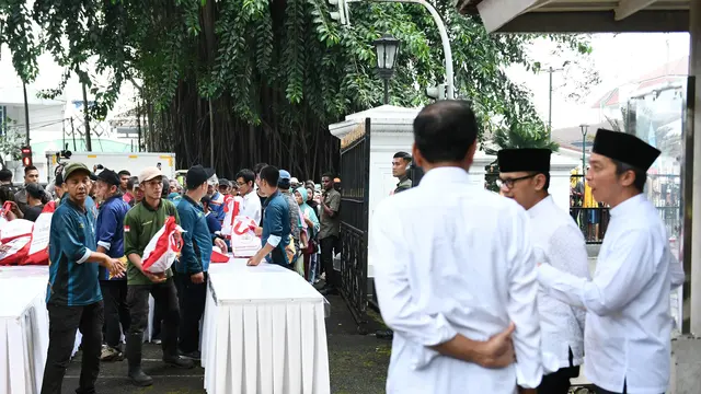 Jokowi Saksikan Pembagian Sembako Jelang Lebaran di Istana Bogor