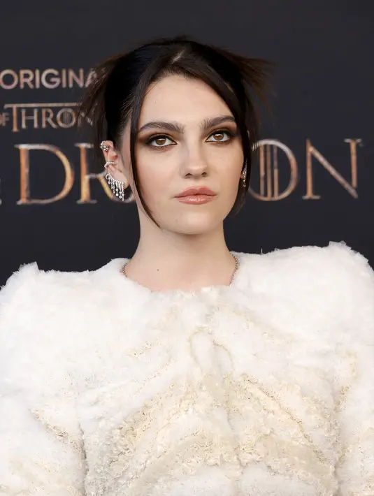 <p>Aktris Inggris Emily Carey menghadiri pemutaran perdana serial drama asli HBO 'House of the Dragon' di Academy Museum of Motion Pictures, Los Angeles, Amerika Serikat, 27 Juli 2022. House of the Dragon diadaptasi dari novel Fire and Blood karya George R.R. Martin. (Frazer Harrison/Getty Images/AFP)</p>
