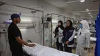 Petugas medis Arab Saudi bekerja di unit perawatan sengatan panas di Rumah Sakit Darurat Mina di kota suci Mekkah pada 1 Juni 2025. (HAZEM BADER/AFP)