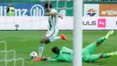 Striker Rapid Vienna berhasil mengecoh kiper Chelsea, Asmir Bergovic, dan membuat timnya unggul 1-0 di babak pertama. (Bola.com/Reza Khomaini)