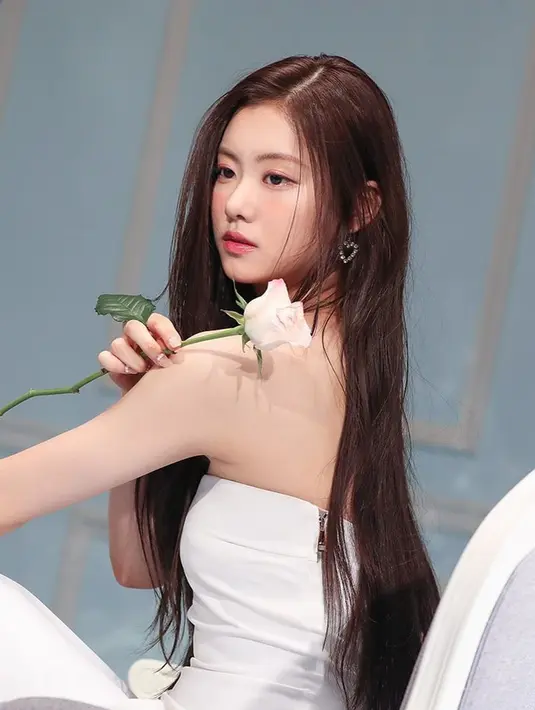 <p>Oleh sebab itu, agensi menyatakan LE SSERAFIM akan melanjutkan aktivitas sebagai grup berisi lima anggota, yakni Chaewon, Sakura, Yunjin, Kazuha, dan Eunchae. (Instagram/le_sserafim)</p>