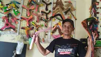 Harry Gunawan, perajin bumerang asal Surabaya, Jawa Timur. (Foto: Liputan6.com/Dian Kurniawan)