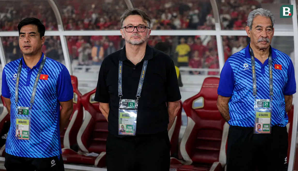 <p>Pelatih Timnas Vietnam, Philippe Troussier (tengah) bersama tim ofisial jelang laga Grup F kualifikasi Piala Dunia 2026 Zona Asia menghadapi Indonesia di Stadion Utama Gelora Bung Karno (SUGBK), Senayan, Jakarta, Kamis (21/3/2024). (Bola.com/Bagaskara Lazuardi)</p>