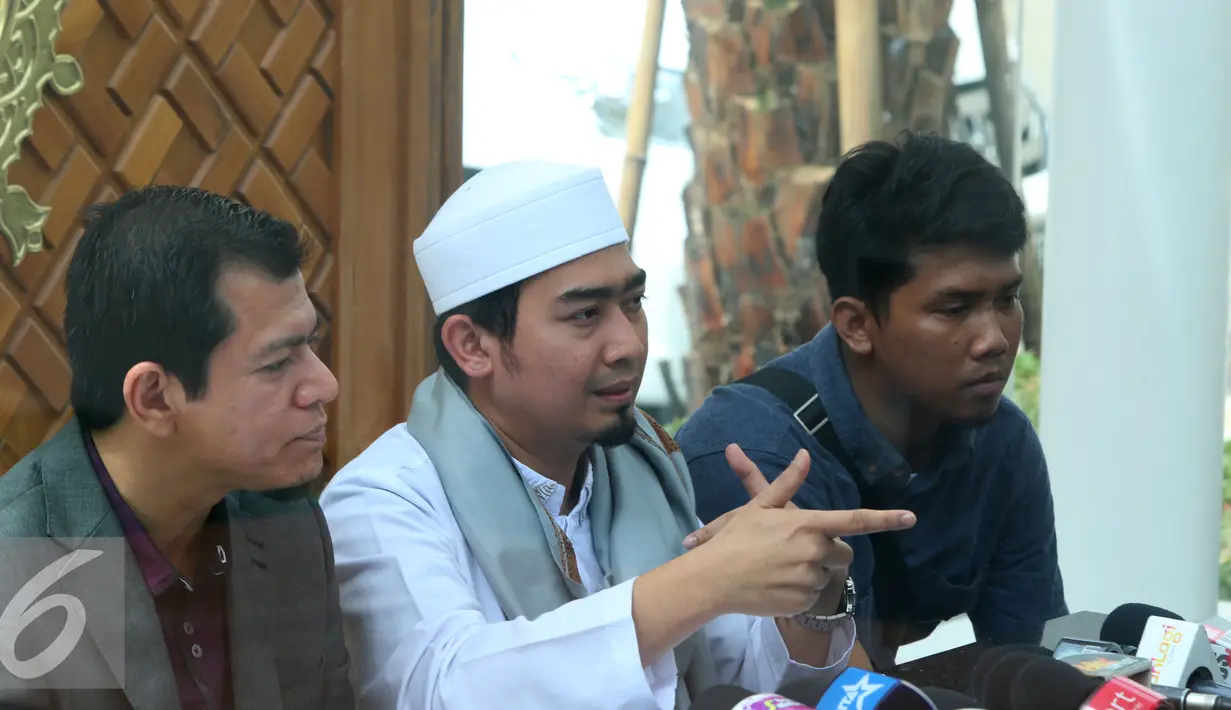 Ustad Solmed memberikan keterangan pers terkait issu pengeroyokan dirinya saat akan mengisi acara di Desa Pasuruan, Banten pada Jumat (6/5). Ia membantah dirinya telah dikeroyok, Jakarta, Rabu (11/5). (Liputan6.com/Herman Zakharia)