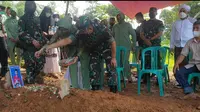 KSAD Jenderal Dudung Abdurachman dan istri tengah menabur dan doa bersama di makam Handi Saputra, salah satu korban tabrak lari Nagreg yang dilakukan oknum TNI AD. (Liputan6.com/Jayadi Supriadin)