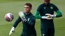 Kiper Republik Irlandia Mark Travers (kiri) mengambil bagian dalam sesi latihan menjelang kualifikasi Euro 2024 melawan Prancis, di stadion Parc des Princes, di Paris, Rabu (6/9/2023). (Photo by FRANCK FIFE / AFP)