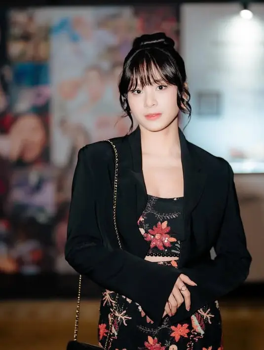 Zee hadir mengenakan luaran blazer crop dipadukan setelan motif batik dari atasan tube dan high waist skirt nya. [@zeeasadel]