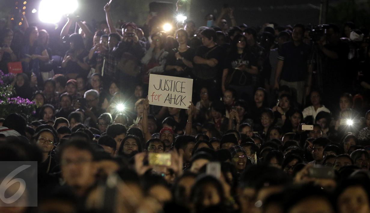 Ribuan pendukung Ahok menggelar acara Malam Solidaritas atas Matinya Keadilan di Tugu Proklamasi, Jakarta (10/05). Mereka datang mengenakan pakaian hitam-hitam. (Liputan6.com/Faizal Fanani)