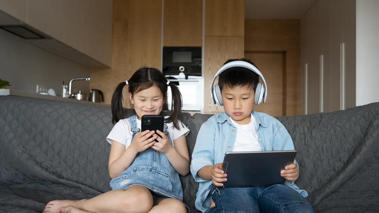 Ilustrasi anak bermain media sosial. Foto: Freepik