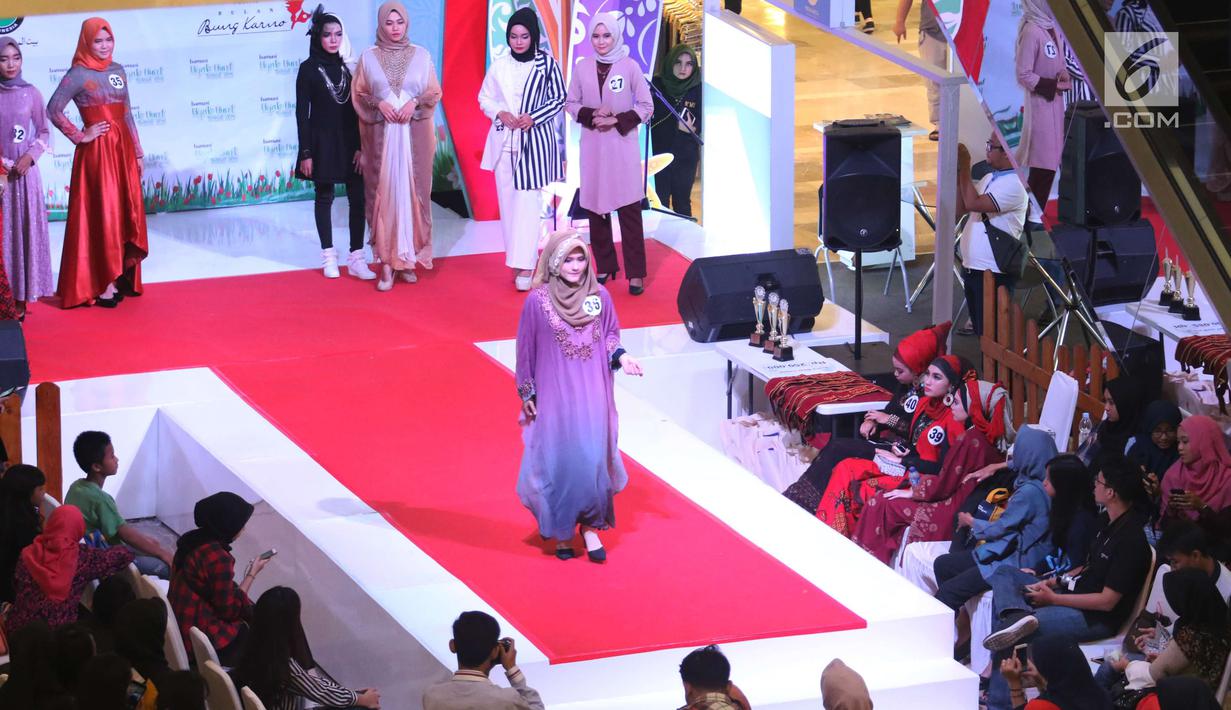 Suasana saat para peserta memeragakan busana pada acara Hijab Hunt 2018 di Jakarta, Minggu (6/5). Selain untuk menyambut Ramadan, acara ini juga untuk menggaungkan semangat kebinekaan kepada generasi muda. (Liputan6.com/Angga Yuniar)