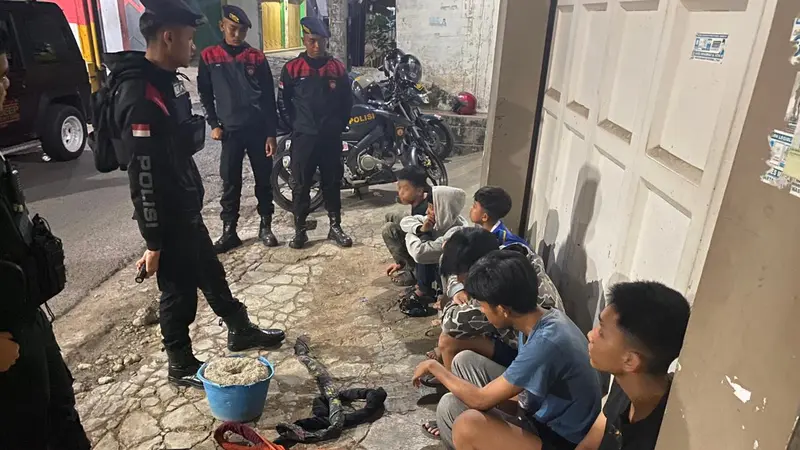 Satuan Samapta Polres Garut, Jawa Barat berhasil mengamankan belasan pemuda yang berencana melakukan aksi perang sarung menjelang sahur di bilangan jalan Ahmad Yani, Garut. (Liputan6.com/Jayadi Supriadin)