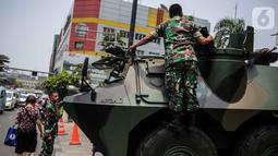 Prajurit TNI dan  satu unit kendaraan Anoa terlihat di kawasan LTC Glodok, Jakarta, Jumat (18/10/2019). Menjelang pelantikan Presiden dan Wakil Presiden, kawasan Glodok menjadi salah satu titik yang diperketat pengamanannya. (Liputan6.com/Faizal Fanani)