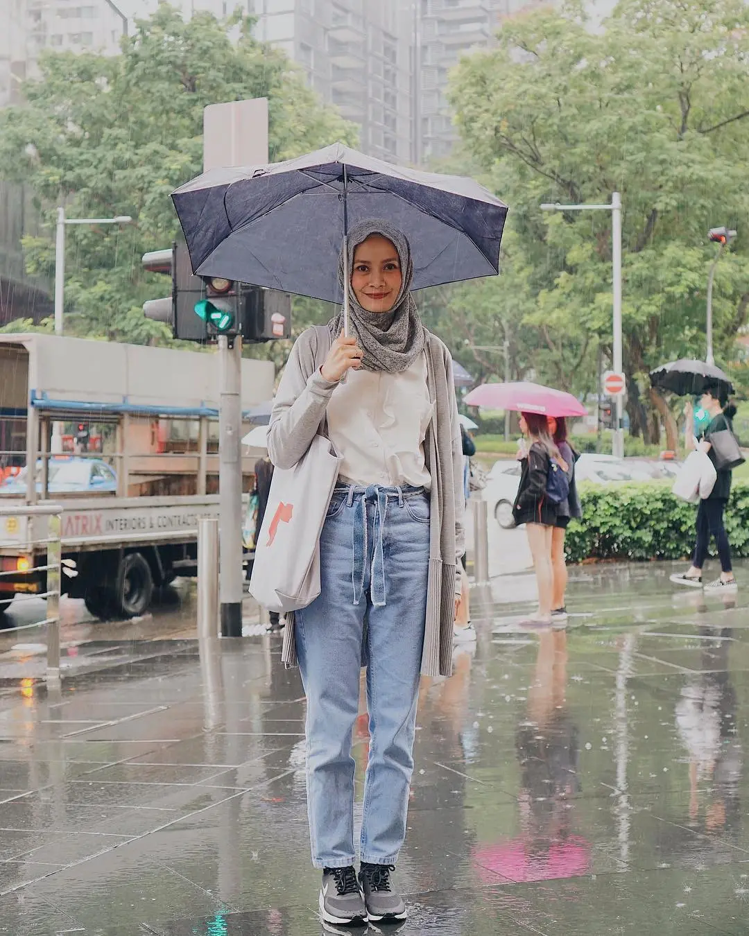 Gaya hijab makin kece dengan jeans. (sumber foto: @dhaturembulan/instagram)