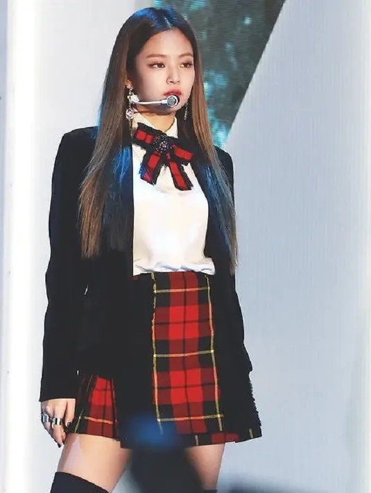 Jennie Blackpink memang kerap memakai barang-barang mewah saat di berbagai kesemptan. (Foto: instagram.com/jenniekim.indo)