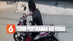 Dengan menggunakan motor matic, pria berkaos hitam ini melintas sesaat sebelum penyiraman air keras terjadi.