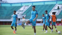 Para pemain Persikabo 1973 menggelar ofiicial training di Stadion Maguwoharjo, Sleman, Minggu (2/7/2023) WIB. (Bola.com/Nandang Permana)