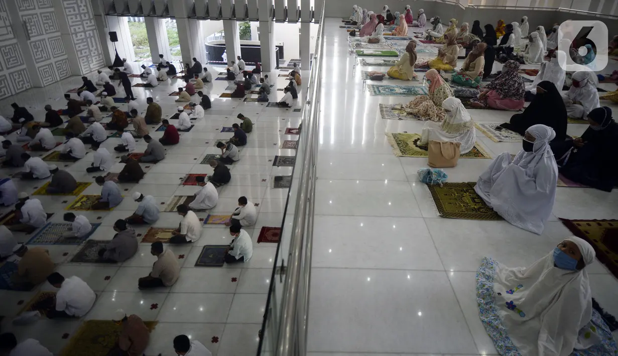 Pegawai pemerintahan Wali Kota Tangerang Selatan melaksanakan salat Idul Adha 1441 H di Masjid Al I'tishom, Kompleks Wali Kota Tangerang Selatan, Jumat (31/7/2020). Salat menerapkan physical distancing atau jaga jarak untuk mengantisipasi penularan COVID-19. (merdeka.com/Dwi Narwoko)