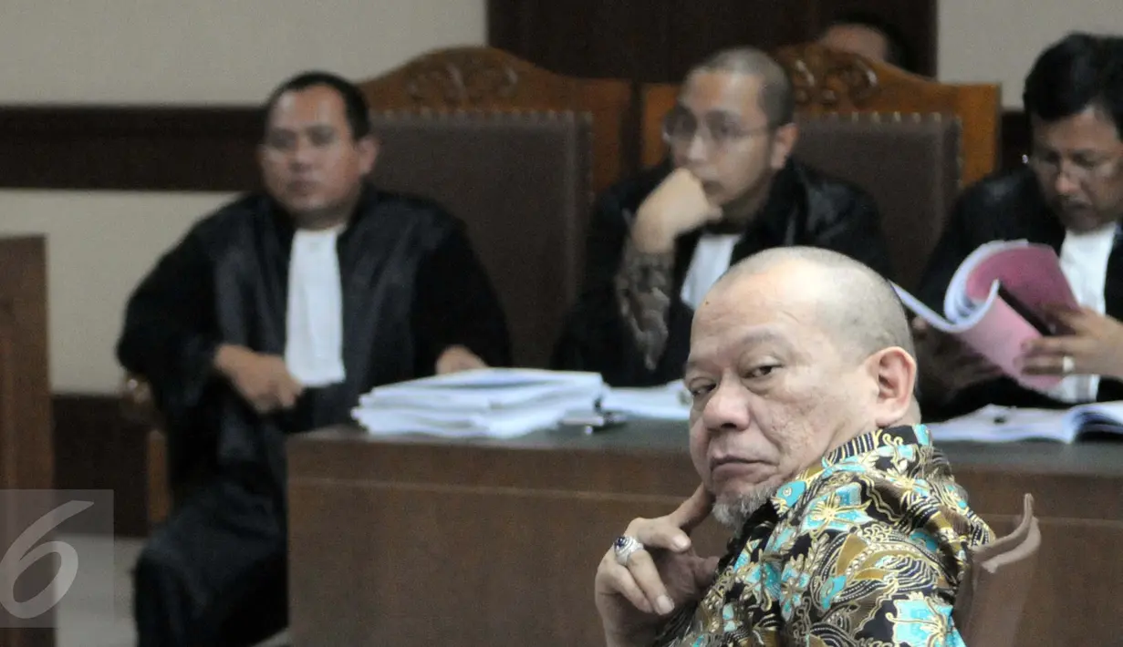 Ekspresi terdakwa La Nyalla Mattaliti ketika sidang perdana di Pengadilan Tipikor Jakarta, Senin (5/9). La Nyalla ditetapkan sebagai tersangka atas dugaan korupsi dan pencucian uang atas dana hibah Kadin Jatim 2011-2014. (Liputan6.com/Helmi Afandi)