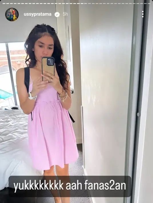 Masih seperti usia awal 20an, Ussy mengenakan dress pink yang cocok dengan udara panas Sydney. [Instagram @ussypratama]