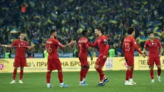 Penyerang Portugal, Cristiano Ronaldo memberi semangat rekan-rekannya usai pertandingan melawan Ukraina pada Grup B Kualifikasi Piala Eropa 2020 di Stadion NSK Olympiyskiy (15/10/2019). Ukraina menang tipis atas Portugal 2-1. (AFP Photo/Genya Savilov)