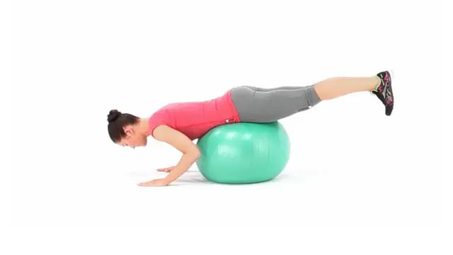 Menggunakan bola latihan untuk menurukan lemak punggung/dok. muscleandfitness.com