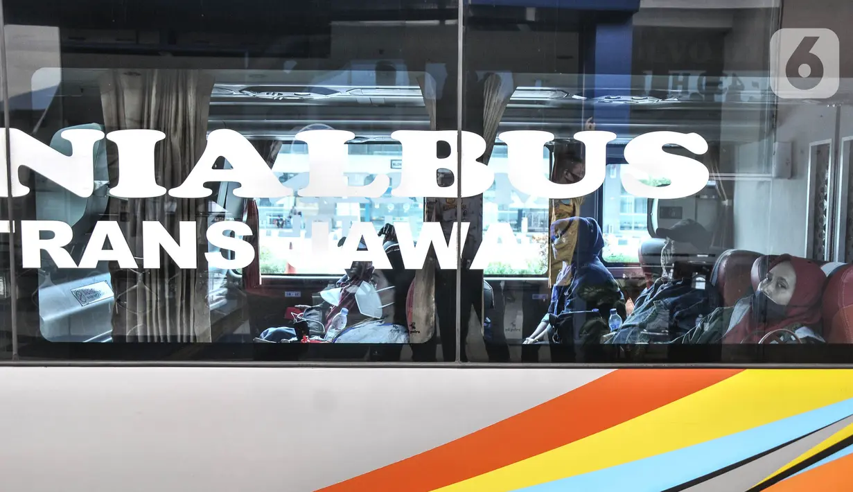 Penumpang berada di dalam bus AKAP saat menunggu keberangkatan di Terminal Pulogebang, Jakarta, Rabu (24/11/2021). Salah satu aturannya adalah memerintahkan kepala daerah untuk sosialisasi peniadaan mudik Natal dan tahun baru bagi warga pendatang. (merdeka.com/Iqbal S. Nugroho)