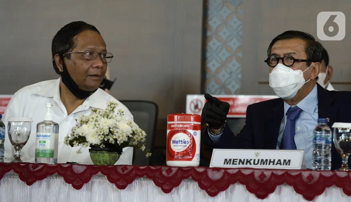 Menko Polhukam Mahfud MD (kiri) dan Menkumham Yasonna H Laoly saat menyampaikan keterangan terkait pemulangan buron Maria Pauline Lumowa di Bandara Soetta, Tangerang, Banten, Kamis (9/7/2020). Maria merupakan pembobol kas BNI Cabang Kebayoran Baru senilai Rp 1,2 triliun. (merdeka.com/Dwi Narwoko)