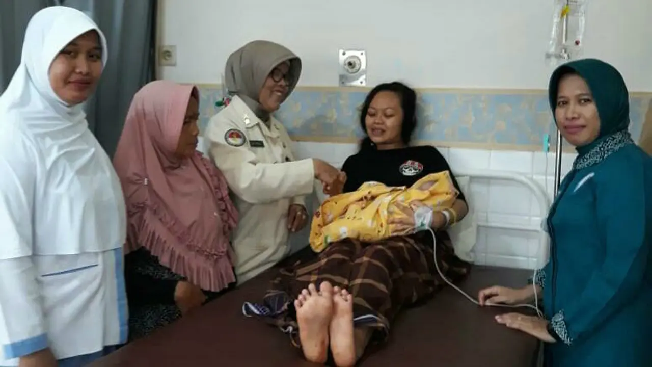 Heni (24) melahirkan usai dievakuasi dengan menggunakan helikoper, Rabu (8/1/2020).