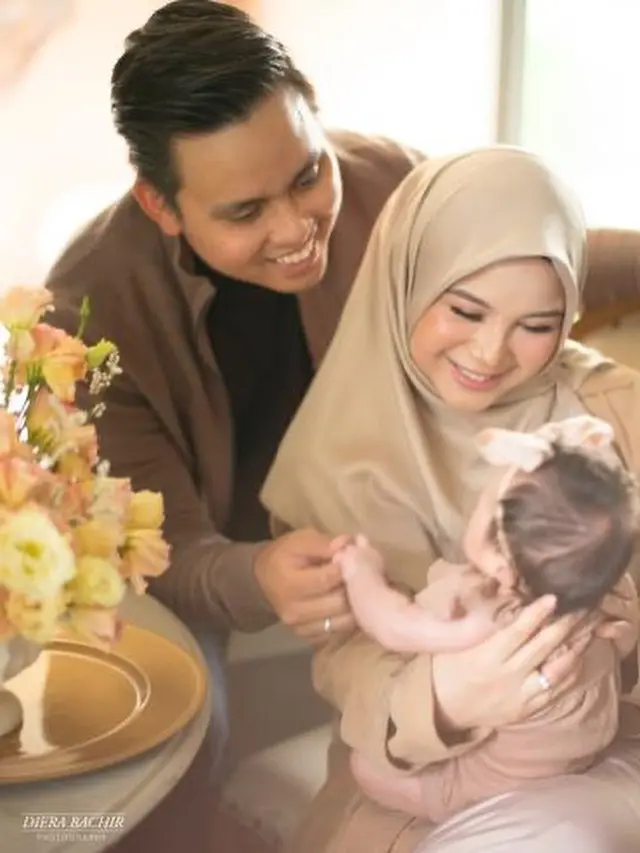 6 Pemotretan Keluarga Chacha Frederica, Wajah Putrinya Bikin Penasaran