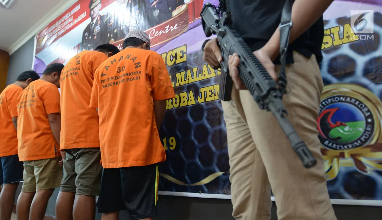 Para tersangka dalam rilis pengungkapan peredaran narkotika jaringan internasional Malaysia-Indonesia di Bareskrim, Mabes Polri, Jakarta, Kamis (1/8/2019). Dit Tipidnarkoba Bareskrim Polri mengamankan empat tersangka dan barang bukti 43,5 kg sabu Kabupaten Bengkalis, Riau. (merdeka.com/Imam Buhori)