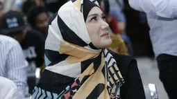 Hanya mengandalkan hijab motif dengan kombinasi warna hitam, putih dan oranye, Mulan tampil begitu modis. Simpelnya gaya hijab Mulan ini memang patut diapresiasi. Sangat pas dengan bentuk wajahnya yang membuat siap saja yang memandangya menjadi terkesan  (KapanLagi.com/Agus Apriyanto)