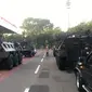 Sejumlah panser milik TNI disiagakan di halaman Gedung Parlemen jelang Sidang Tahunan MPR 2021. (Liputan6.com/Delvira Hutabarat)