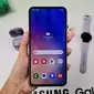 Tampilan depan Samsung Galaxy A54 5G yang sudah menggunakan One UI 5.1 dengan bingkai kamera depan berupa punch-hole. (Liputan6/Dinda Charmelita Trias Maharani)