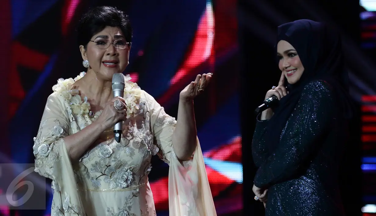 Siti Nurhaliza berduet dengan artis senior Titiek Puspa saat mengisi Golden Memories International di Studio Indosiar, Jakarta, Kamis (12/1). Rayakan HUT ke-22, Indosiar hadirkan Siti Nurhaliza di Golden Memories International.(Liputan6.com/Yoppy Renato)